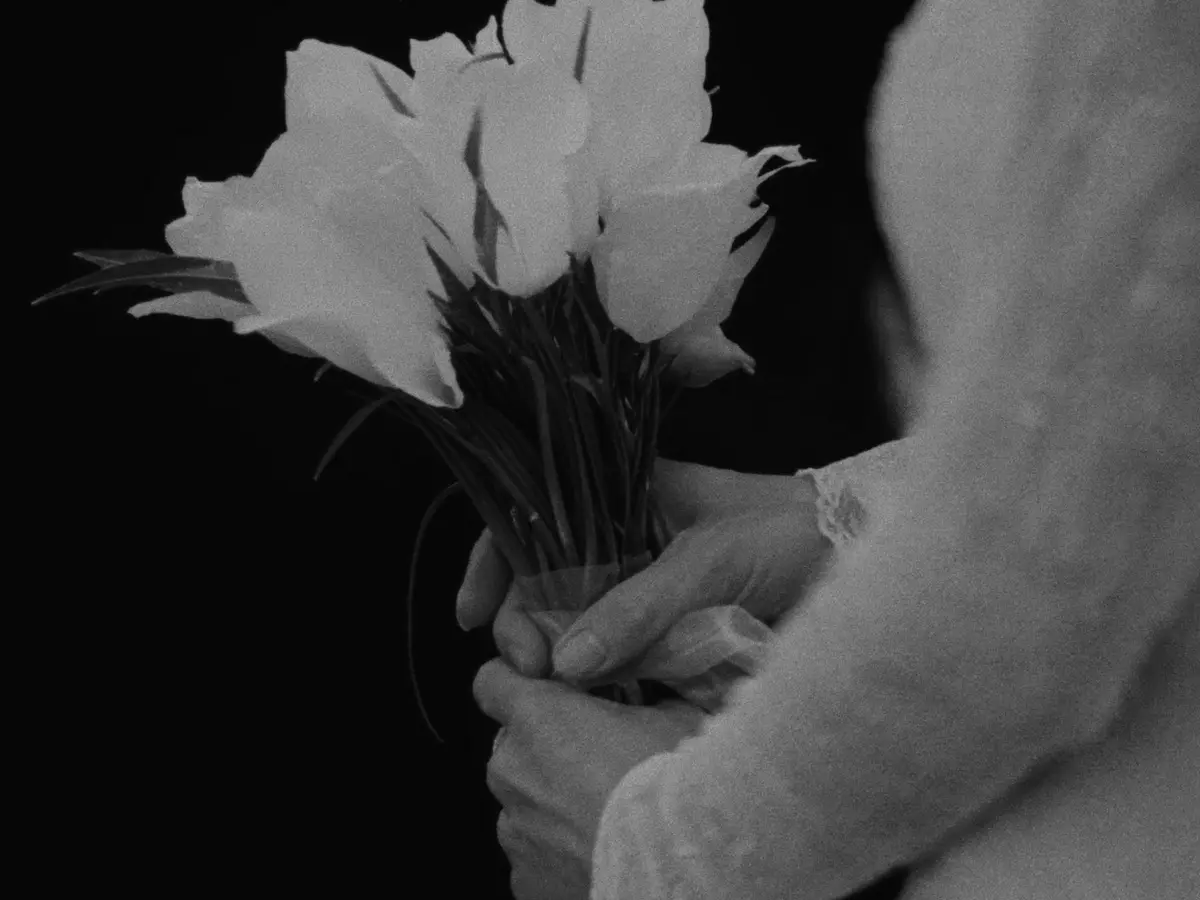 Mariée tenant un bouquet de tulipes blanches