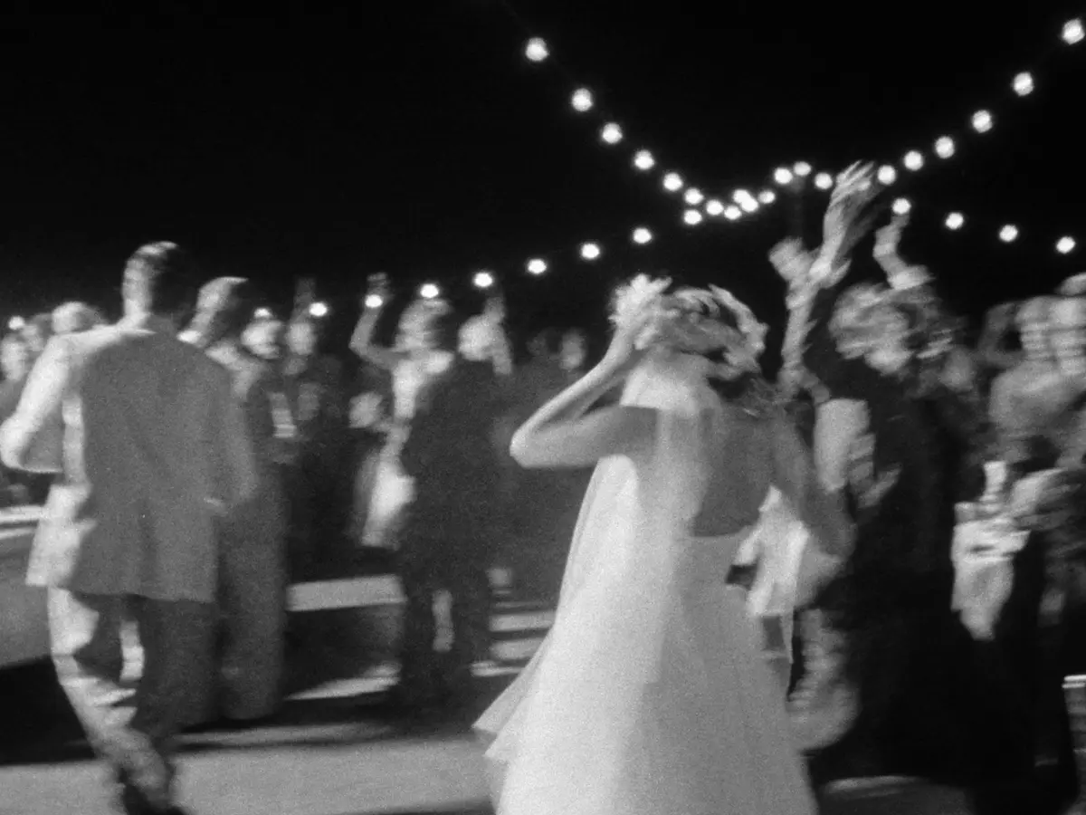 Mariée sur la piste de danse sous des guirlandes lumineuses