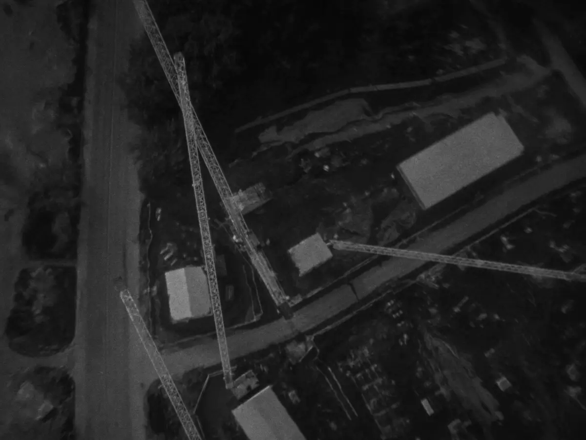 Vue de drone à la verticale sur des rues et des bâtiments