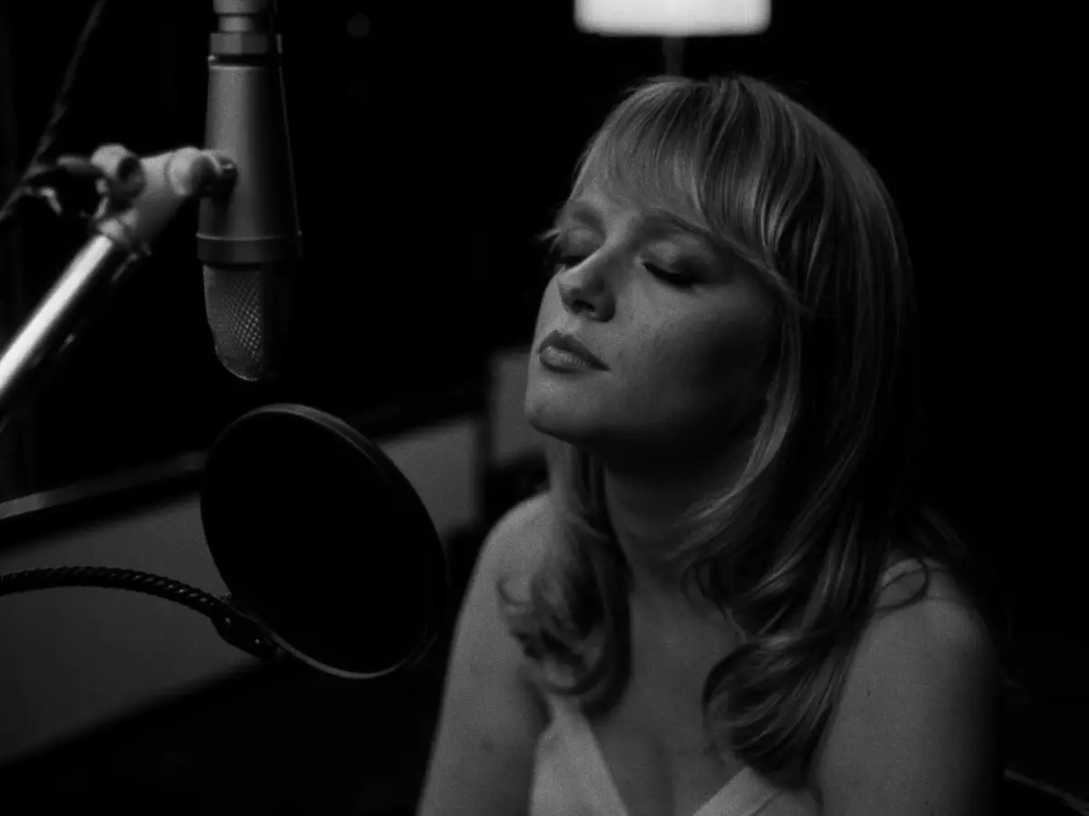 Chanteuse au micro en studio d'enregistrement