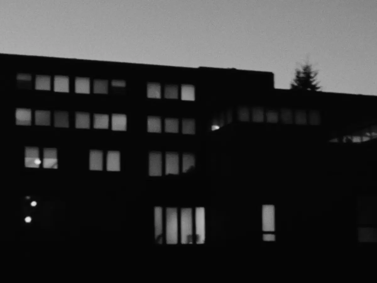 Immeuble au crépuscule, fenêtres éclairées